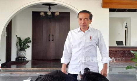 Presiden Jokowi saat memberikan keterangan pers soal Mentan SYL di depan Kantor Presiden, Jakarta, Jumat (6/10/2023).