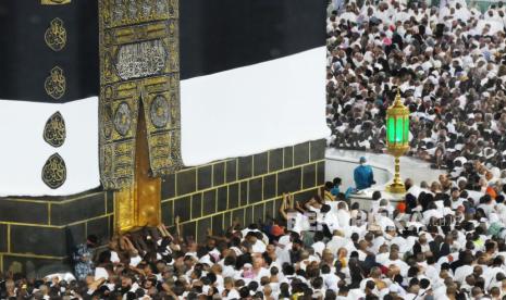 Jamaah haji berusaha memegang pintu Ka’bah di Masjidil Haram, Mekah, Arab Saudi, Selasa (13/6/2023). Kemenag mengimbau jamaah haji Indonesia tidak melaksanakan umrah wajib pada siang hari karena tingginya suhu udara di Mekah, Arab Saudi yang mencapai sekitar 45 derajat celcius.