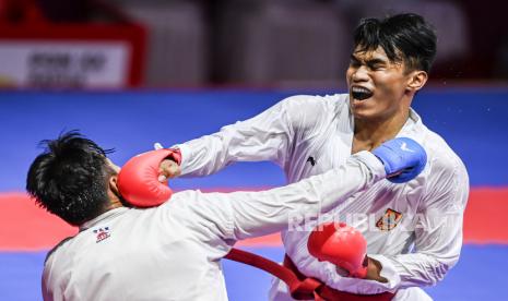 Karateka Jawa Tengah Farizal Wahyu Andika (kanan) bertarung melawan Karateka DKI Jakarta Rafi Diaz Nugraha (kiri) dalam Semifinal Karate nomor Kumite Putra di atas 84 kilogram PON Papua di GOR Politeknik Penerbangan, Kayu Batu, Kota Jayapura, Papua, Senin (11/10/2021). 