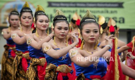 Sejumlah penari membawakan lakon Parikesit Jumeneng Nata pada acara Solo Menari.