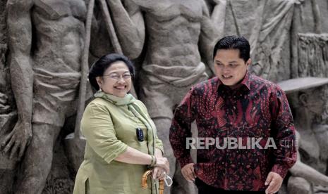 Presiden Ke-5 RI yang juga Ketum PDI Perjuangan Megawati Soekarnoputri (kiri) berbincang bersama Menteri BUMN Erick Thohir (kanan) saat melihat relief di Gedung Sarinah, Jakarta, Senin (13/6/2022). Dalam kunjungan tersebut, Megawati Soekarnoputri mengunjungi ruang Ir. Soekarno yang saat ini digunakan sebagai galeri seni di lantai 6 serta lokasi penemuan relief di lantai dasar dari pusat perbelanjaan pertama di Indonesia tersebut. Republika/Thoudy Badai