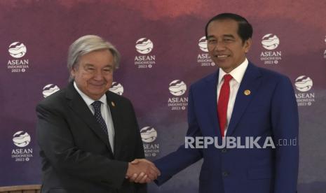 Presiden Joko Widodo (kanan) berjabat tangan dengan Sekjen Persatuan Bangsa-Bangsa (PBB) Antonio Guterres pada KTT ASEAN-PBB di JCC, Jakarta, Kamis (7/9/2023).  