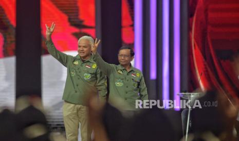 Capres-cawapres nomor urut 3 Ganjar Pranowo  dan Mahfud MD tiba di lokasi Debat Keempat Pilpres 2024 di Jakarta Convention Center (JCC), Jakarta, Ahad (21/1/2024). Debat Keempat Pilpres 2024 mengangkat tema terkait pembangunan berkelanjutan, sumber daya alam, lingkungan hidup, energi, pangan, agraria, masyarakat adat dan desa