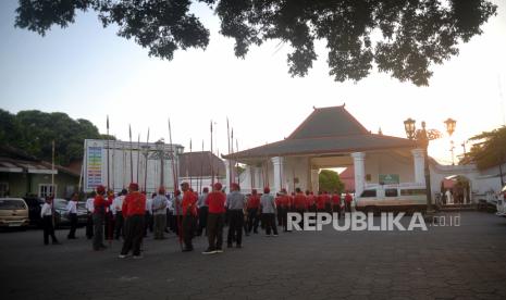 Bregada Prajurit Keraton Yogyakarta melakukan gladi bersih Grebeg Syawal di depan Masjid Gedhe Kauman, Yogyakarta, Rabu (19/4/2023). Grebeg Syawal nanti akan digelar pada Sabtu (22/4/2023) dengan mengarak tujuh gunungan dari Keraton Yogyakarta menuju Masjid Gedhe Kauman. Acara ini akan dilaksanakan secara luring yang pertama usai pandemi Covid-19. Grebeg Syawal ini dilakukan rutin setiap tahun usai Shalat Idul Fitri. Mengintip Tradisi Idul Fitri di Berbagai Daerah di Indonesia