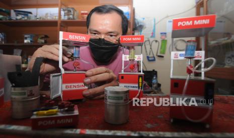 Seorang perajin membuat miniatur pom mini di Sidomukti, Salatiga, Jawa Tengah, Senin (25/10/2021). Hasil kerajinan miniatur pom mini yang terbuat dari bahan bekas almunium, spet suntikan dan timah tersebut dijual dengan harga Rp225 ribu per unit dan dijual ke Jakarta. 