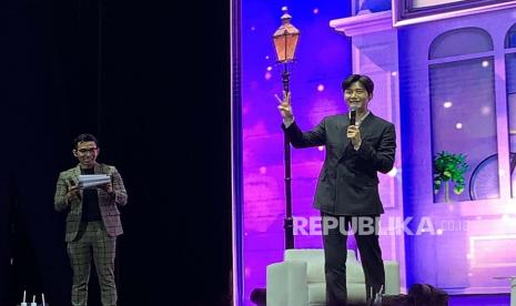 Aktor K-drama Kim Seon-ho saat berinteraksi menyapa seluruh fansnya yang hadir dalam fanmeeting bertajuk One Two Three Smile di Tennis Indoor Senayan, Jakarta, Jumat (2/6/2023).