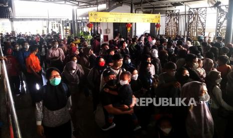 Kepadatan penumpang KRL commuter line Solo-Jogja yang akan keluar Stasiun Yogyakarta, Ahad (22/1/2023). Warga memadati moda transportasi KRL untuk berlibur ke Yogyakarta pada libur Tahun Baru Imlek 2023. Kepadatan penumpang KRL terlihat dari antrean penumpang yang akan masuk KRL dan akan keluar stasiun. Bahkan pada Libur Nataru lalu penumpang di akhir pekan mencapai 46 ribuan orang.