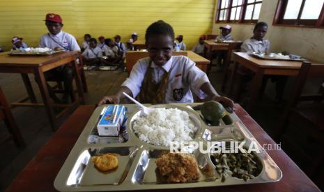 Pelajar menerima paket makanan Makan Bergizi Gratis di SD Santo Michael Bilogae, Distrik Sugapa, Kabupaten Sugapa, Intan Jaya, Papua Tengah, Senin (20/1/2025).