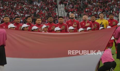 Pemain timnas Indonesia menyanyikan lagu kebangsaan Indonesia Raya sebelum laga melawan Thailand pada Piala AFF 2022 di Stadion Gelora Bung Karno, Jakarta, Kamis (29/12/2022). Pada pertandingan itu Indonesia ditahan imbang Thailand dengan skor 1-1.