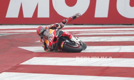 Pembalap Spanyol Marc Marquez dari tim Repsol Honda mengalami kecelakaan saat balapan MotoGP di Sirkuit Internasional Buddh, Ahad (24/9/2023). Marco Bezzecchi dari Money VR46 Ducati, tampil sebagai juara GP India.