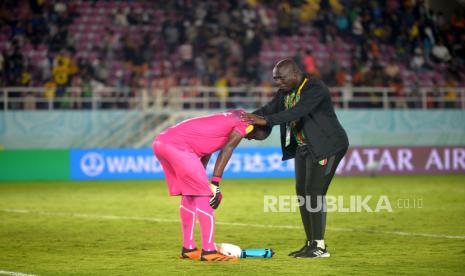 Staf pelatih mencoba menghibur kiper Timnas U17 Mali, Bourama Kone 