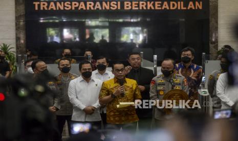 Ketua Tim Gabungan Khusus Polri yang juga Irwasum Polri Komjen Agung Budi Maryoto (kanan) bersama Kabareskrim Polri Komjen Agus Andrianto (ketiga kanan) dan Dirtipidum Bareskrim Polri Brigjen Pol Andi Rian Djajadi (kedua kanan) memberikan keterangan saat konferensi pers di Mabes Polri, Jakarta, Jumat (19/8/2022). Polri menetapkan istri mantan Kadiv Propam Polri Irjen Ferdy Sambo, Putri Candrawathi sebagai tersangka pada kasus pembunuhan Brigadir Yosua Hutabarat, berdasarkan pemeriksaan mendalam dengan scientific crime investigation, alat bukti dan gelar perkara. Republika/Putra M. Akbar