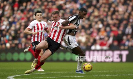 Daniel Ballard dari Sunderland dan Alexander Isak dari Newcastle United, kanan, berebut bola dalam laga putaran ketiga Piala FA, di Stadium of Light, Sunderland, Inggris, Sabtu (6/1/2024) malam WIB.