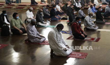 Sejumlah umat Muslim Amerika melaksanakan shalat