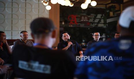 Ketua Umum PSSI, Erick Thohir melakukan pertemuan dengan Aremania dan manajemen Arema FC di Kota Malang, Jumat (3/3/2023). Foto: 