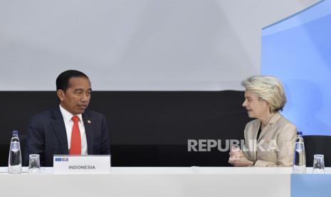  Presiden Komisi Eropa Ursula von der Leyen (kanan) berbicara dengan Presiden Joko Widodo pada sesi pembukaan KTT UE-ASEAN di Brussel, Rabu, 14 Desember 2022. Presiden Joko Widodo (Jokowi) memerintahkan jajarannya untuk membentuk gugus tugas guna mempercepat perundingan perjanjian kerja sama ekonomi komprehensif antara Indonesia dengan Uni Eropa (Indonesia-European Union Comprehensive Economic Partnership Agreement/IEU-CEPA).