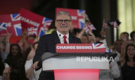 Labour Party leader Keir Starmer speaks to his supporters at the Tate Modern in London, Friday, July 5, 2024. Labour Party leader Starmer says voters 