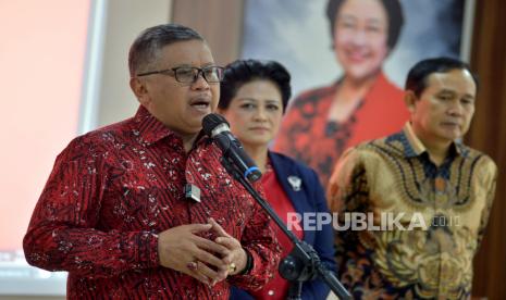 Sekjen PDI Perjuangan Hasto Kristiyanto bersama para narasumber memberikan keterangan usai acara talkshow di Kantor DPP PDIP, Jakarta, Ahad (9/10/2022). PDI Perjuangan menyalenggarakan talkshow dalam rangka memeriahkan perayaan HUT TNI Tahun 2022, serta mengucapkan syukur dan terima kasih kepada seluruh prajurit TNI. Republika/Prayogi.