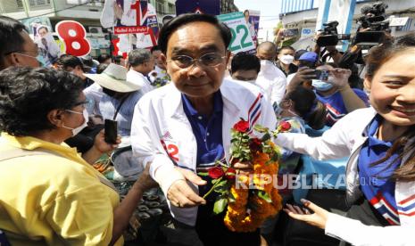 Perdana Menteri petahana Thailand dan calon perdana menteri Partai Persatuan Bangsa Thailand Prayut Chan-o-cha (Tengah) menyapa para pendukung selama kampanye pemilihan umum di Pasar Phra Pradaeng di provinsi Samut Prakan, Thailand, 05 Mei 2023. Thailand akan mengadakan pemilihan umum pada 14 Mei 2023.