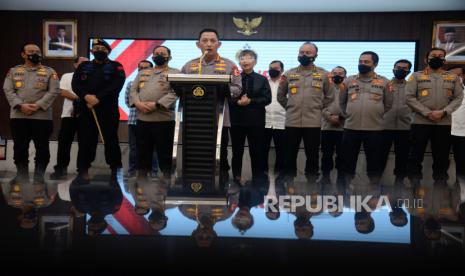 Kapolri Jenderal Pol Listyo Sigit Prabowo dinilai kenegarawanannya diuji dalam kasus Ferdy Sambo. Foto ilustrasi Kapolri (tengah) memberikan keterangan pers terkait tersangka baru kasus dugaan penembakan Brigadir J di Mabes Polri, Jakarta, Selasa (9/8/2022). Timsus Polri secara resmi menetapkan mantan Kadiv Propam Irjen Pol Ferdy Sambo sebagai tersangka. Republika/Putra M. Akbar