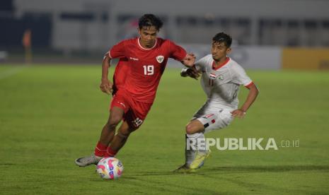 Pemain Timnas Indonesia U-20 Muhamad Ragil (kiri)