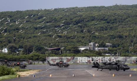  Helikopter UH-60 black hawk (kanan) dan AH-1W (C) militer Taiwan bersiap untuk lepas landas selama latihan tembakan langsung di Pingtung, Taiwan, 09 Agustus 2022. Militer Taiwan mengadakan latihan tembakan langsung untuk mensimulasikan pertahanan negara terhadap serangan invasi China, menyusul latihan tembakan langsung China baru-baru ini di enam wilayah maritim di sekitar Taiwan.