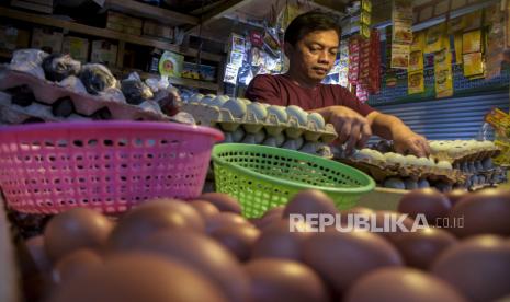 Pedagang menata telur ayam di kiosnya di Pasar Kosambi, Kota Bandung, Kamis (9/6/2022). Melambungnya harga pangan dinilai sudah menjadi persoalan multidimensi. Ilustrasi.