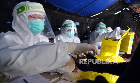 swab testPuluhan pedagang di Pasar Perumnas Klender, Jakarta Timur, menjalani rapid test dan swab test, Jumat (22/5) siang. Hal ini usai tiga orang di lokasi itu dilaporkan positif terjangkit COVID-19.