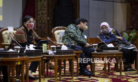 Menteri Keuangan Sri Mulyani (kiri) bersama Menteri Koordinator Bidang Perekonomian Airlangga Hartarto (tengah) dan Menteri Ketenagakerjaan Ida Fauziyah (kanan) menyampaikan keterangan pers terkait penjelasan Undang-Undang (UU) Cipta Kerja di Kemenko Perekonomian, Jakarta, Rabu (7/10). Menteri Koordinator Bidang Perekonomian Airlangga Hartarto mengatakan UU Cipta Kerja bertujuan menyederhanakan, sinkronisasi dan memangkas regulasi yang dapat menghambat penciptaan lapangan kerja. 