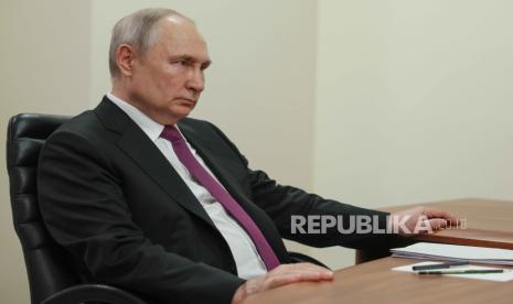 Presiden Rusia Vladimir Putin pada Jumat (9/6/2023) mengatakan bahwa pengerahan senjata taktis nuklir di Belarusia akan dimulai pada Juli.