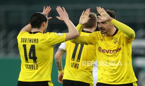 Mats Hummels (kanan) dan Nico Schulz dari Borussia Dortmund merayakan kemenangan pertandingan perempat final Piala DFB Jerman antara Borussia Moenchengladbach dan Borussia Dortmund di Borussia-Park di Moenchengladbach, Jerman, 02 Maret 2021.