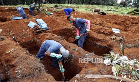 Petugas pemakaman Vila Formosa saat menggali kuburan lama untuk membuka ruang baru bagi mereka yang telah meninggal karena virus Corona di Sao Paulo, Brasil, Senin (15/6). Brasil merupakan negara kedua di dunia setelah Amerika Serikat yang memiliki tingkat kematian dan kasus akibat virus Corona dan beberapa spesialis menganggap bahwa Negara itu sudah menjadi pusat pandemi baru