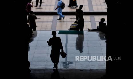 Warga usai melaksanakan ibadah shalat Jumat di Masjid Agung Al Barkah, Kota Bekasi, Jawa Barat, Jumat (4/2/2022). DMI Minta Jamaah Masjid Disiplin Perketat Protokol Kesehatan