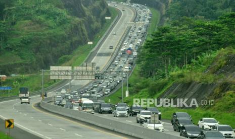 Kepadatan lalu lintas arus balik di jalur B (arah Semaraang/Jakarta) KM 443 ruas tol Semarang-Solo, wilayah Desa Kandangan, Kecamatan Bawen, Kabupaten Semarang, Jawa Tengah pada H+3 Lebaran 1444 Hijriyah.