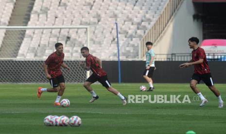 Pemain Timnas Indonesia melakukan latihan jelang pertandingan Kualifikasi Piala Dunia 2026 di Stadion Utama Gelora Bung Karno, Senayan, Jakarta, Rabu (5/6/2024). Timnas Indonesia akan melawan Timnas Irak pada pertandingan ke-5 Grup F Kualifikasi Piala Dunia 2026, Kamis 6 Juni 2024.