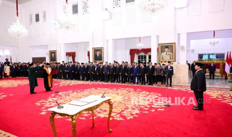 Ketua Mahkamah Agung terpilih periode 2024-2029 Sunarto mengucapkan sumpah jabatan di hadapan Presiden Prabowo Subianto di Istana Negara, Jakarta, Selasa (22/10/2024). Hakim Agung Sunarto resmi menjabat Ketua Mahkamah Agung periode 2024-2025 menggantikan M. Syarifuddin. 