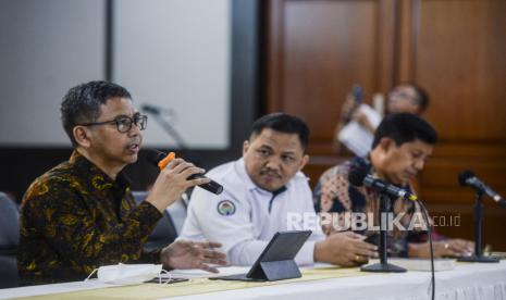 Ketua Umum Ikatan Penerbit Indonesia (Ikapi) Arys Hilman Nugraha bersama Kepala Badan Pengembangan dan Informasi Desa Daerah Tertinggal dan Transmigrasi Kemendes PDTT Ivanovich Agusta dan Ketua Panitia Indonesia International Book Fair Wahyu Rinanto (dari kiri ke kanan) memberikan keterangan pers terkait penyelenggaraan IIBF di Jakarta, Senin (7/11/2022). Ikapi didukung Kementerian Desa Pembangunan Daerah Tertinggal dan Transmigrasi akan menggelar acara IIBF ke-42 yang diikuti oleh 134 peserta dari dalam dan luar negeri dengan target pengunjung 25.000 orang. Acara tersebut diselenggarakan pada Rabu (9/11/2022) hingga Ahad (13/11/2022) di Hall B Jakarta Convention Center. Republika/Putra M. Akbar