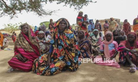  Dalam foto yang disediakan oleh UNICEF ini, sekelompok pengungsi beristirahat di bawah naungan pohon untuk melindungi diri dari matahari dan panas setelah menyeberang ke desa Koufroun, dekat perbatasan Chad-Sudan, di Chad, Kamis (27/4/2023). Ledakan hebat dan tembakan mengguncang ibu kota Sudan Jumat pagi, kata penduduk, meskipun ada perpanjangan gencatan senjata yang rapuh antara dua jenderal tertinggi di kabupaten itu yang perebutan kekuasaannya telah menewaskan ratusan orang.