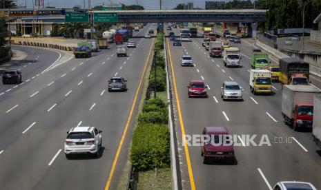 Kendaraan melintas di ruas tol Tangerang-Jakarta di Kebon Nanas, Kota Tangerang, Banten, Kamis (2/4/2020). PT Jasa Marga (Persero) memastikan penutupan jalan tol di wilayah Jabodetabek untuk sementara waktu dalam rangka pembatasan sosial berskala besar (PSBB) masih menunggu keputusan resmi dari pemerintah pusat