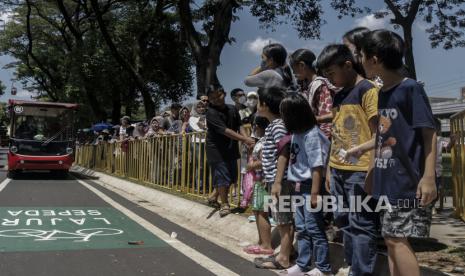 Sejumlah pengunjung antre untuk naik bus wisata keliling di Taman Mini Indonesia Indah, Jakarta, Sabtu (17/12/2022) (ilustrasi). Menteri Pariwisata dan Ekonomi Kreatif (Menparekraf) Sandiaga Uno menginstruksikan pelaku usaha pariwisata dan ekonomi kreatif (parekraf) untuk tidak menaikkan harga produk secara tajam selama musim libur Lebaran 2023 berlangsung. 