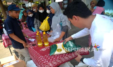 Warga mengambil kebutuhan bahan pokok saat pasar murah di Kecamatan Berbah, Sleman, Yogyakarta, Senin (25/9/2023). Pasar Murah yang diadakan oleh Dinas Perindustrian dan Perdagangan Sleman ini hanya diperuntukkan untuk warga yang memiliki KTP Sleman. Untuk pemerataan kebutuhan sembako yang dijual dibatasi, seperti beras maksimal 10 kilogram, kemudian Minyak goreng dua liter, gula dan tepung terigu maksimal lima kilogram, kemudian telur ayam maksimal 2 kilogram. Untuk harga Disperindag Sleman memastikan masih di bawah harga pasaran. Pasar murah ini diadakan di 17 kecamatan di Sleman yang bekerja sama dengan Bulog secara bergantian untuk menyetabilkan harga sembako.