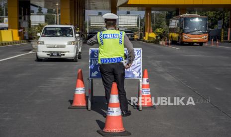 Petugas kepolisian mengatur lalu lintas saat pemberlakuan ganjil genap di gerbang keluar Tol Pasteur, Kota Bandung, Ahad (13/3/2022). Satuan Lalu Lintas (Satlantas) Polrestabes Bandung bersama Dinas Perhubungan (Dishub) Kota Bandung masih memberlakukan sistem ganjil genap di lima gerbang tol akses masuk Kota Bandung. Aturan tersebut tetap dilakukan di tengah pelonggaran syarat perjalanan oleh pemerintah guna mencegah penyebaran Covid-19, khususnya saat libur akhir pekan di Kota Bandung. Foto: Republika/Abdan Syakura 