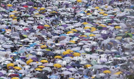 Umat Muslim berjalan menuju Arafah untuk melakukan wukuf saat pelaksanaan puncak ibadah haji di Makkah, Arab Saudi, Sabtu (15/6/2024). Jutaan umat muslim berkumpul di Padang Arafaf untuk melaksanakan prosesi wukuf.