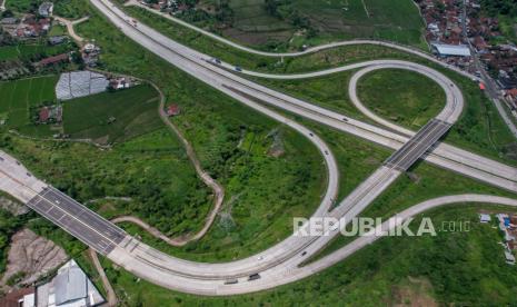 Foto udara kendaraan melintas di Simpang Susun Sumedang Jalan Tol Cileunyi-Sumedang-Dawuan (Cisumdawu), Kabupaten Sumedang. Direktur Jenderal Bina Marga Kementerian Pekerjaan Umum dan Perumahan Rakyat (PUPR) Hedy Rahadian mengatakan, Tol Cileunyi-Sumedang-Dawuan (Cisumdawu) dapat dilalui kendaraan saat mudik Lebaran 2023. 