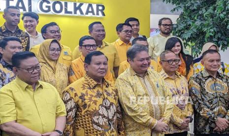 Ketua Umum Partai Golkar, Airlangga Hartarto menyerahkan cangkul emas kepada Ketua Umum Partai Gerindra, Prabowo Subianto di Kantor DPP Partai Golkar, Jakarta, Kamis (31/8/2023) malam. 