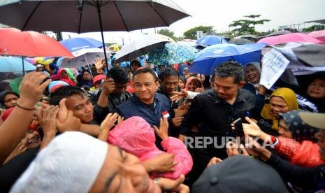 Bakal calon presiden dari Partai Nasdem, Anies Baswedan disambut warga yang ingin bersalaman seusai orasi di Pantai Padang, Sumatera Barat, Ahad (4/12/2022). Safari politik Anies ini oleh Bawaslu kemudian dinilai sebagai curi start kampanye. (ilustrasi)