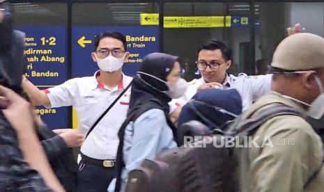 Petugas membantu pengguna KAI Commuter Line mencari arah lokasi peron anyar pada Switch Over Ketujuh di Stasiun Manggarai, Jakarta Selatan, Rabu (20/12/2023). 