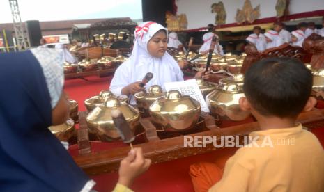  Kesenian tradisional karawitan yang hingga saat ini dilestarikan warga RW 02 Kelurahan Medokan Semampir, Kecamatan Sukolilo, Kota Surabaya, Jawa Timur, menjadi bagian dari upaya penguatan kebudayaan.   Siswa SD Negeri Ngrancah menampilkan kesenian karawitan dalam rangka Hari Wayang Nasional di Imogiri, Bantul, Yogyakarta, Senin (7/11/2022). (ilustrasi)