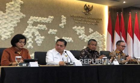 Menteri Keuangan Sri Mulyani, Menteri Koordinator Bidang Perekonomian Airlangga Hartarto, Gubernur Bank Indonesia Perry Warjiyo, dan Ketua Dewan Komisioner OJK Mahendra Siregar mengelar konferensi pers mengenai aturan Devisa Hasil Ekspor (DHE) di Gedung Kemenko Ekonomi, Jumat (28/7/2023).