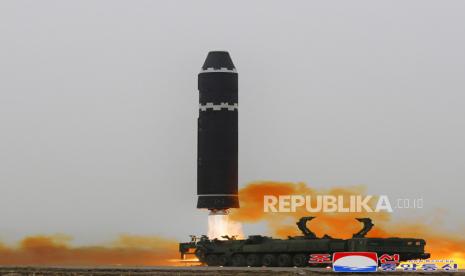 Amerika Serikat (AS) telah mengadakan latihan udara dengan Korea Selatan dan Jepang yang melibatkan pembom strategis. Latihan itu digelar sehari setelah Korea Utara menembakkan rudal balistik antarbenua (ICBM) Hwasong-15 ke laut lepas Jepang.